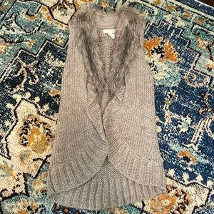 Open sweater vest with faux fur trim
